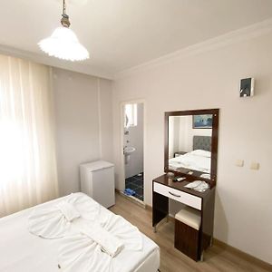 Großes Zimmer mit zwei Einzelbetten